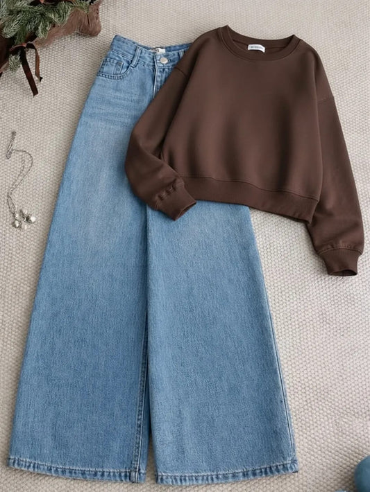 Brown Sweatshirt & Wide-Leg Denim Pants – Cozy Winter Street Style Set